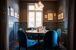 a dining room with a table and chairs and a window at Boutique Hotel Spedition a member of DESIGN HOTELS in Thun