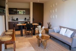 图卢姆Peregrina Tulum 301B 1BR Condo的客厅里有一张沙发和一张桌子。