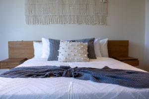 图卢姆Peregrina Tulum 301B 1BR Condo的床上有蓝色毯子 更多36张照片