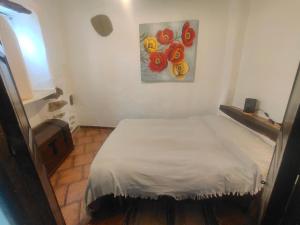 une chambre avec un lit et un tableau au mur dans l'établissement Casa Mirador, à Cáñar 7 autres photos