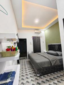 En eller flere senge i et værelse på Wisma 11 Oktober + 1 billede