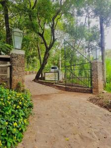 uma entrada de automóveis com um portão em um parque em Sandungira Eco Resort em Belihul Oya