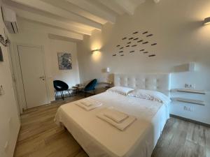 ヴェルナッツァにあるOld Town Roomsのベッドルーム1室(壁に鳥が描かれた白いベッド1台付)