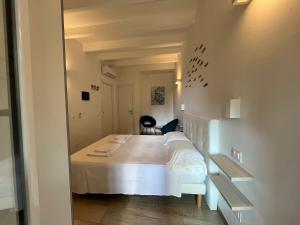 ヴェルナッツァにあるOld Town Roomsの部屋にある大きな白いベッドのある寝室 +12枚の写真