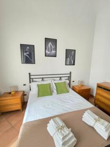 Luisina 78 ONLY ADULTS في فياريجيو: غرفة نوم بها سرير عليه منشفتان