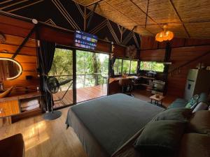 a bedroom with a bed and a desk in a room at Cabaña Río San Carlos Ecolodge in Boca Tapada