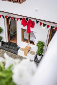 ein Miniatur-Lebkuchenhaus mit einer Schleife darauf in der Unterkunft Nắng House MỘC CHÂU in Mộc Châu