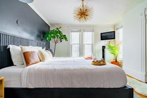 Postel nebo postele na pokoji v ubytování Jungle House Luxury Homes - Columbus Downtown Short North - Steps to Convention Center & Nationwide Arena - Sleeps up to 11 - Free Parking - Over 5,800 Five Stars + 60 fotografií