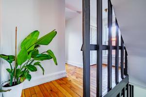 Postel nebo postele na pokoji v ubytování Jungle House Luxury Homes - Columbus Downtown Short North - Steps to Convention Center & Nationwide Arena - Sleeps up to 11 - Free Parking - Over 5,800 Five Stars