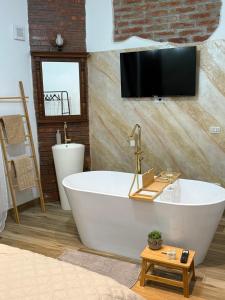 TV a/nebo společenská místnost v ubytování Marcos Apartments I Bathtub in Bedroom experience