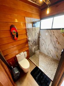 a bathroom with a toilet and a shower at Cabaña Río San Carlos Ecolodge in Boca Tapada
