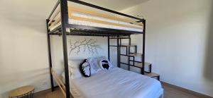 a bedroom with two bunk beds with white sheets at Joli T2 cozy, proche plages, Terra Doru B02 in Propriano