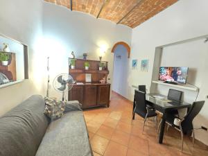 Luisina 78 ONLY ADULTS في فياريجيو: غرفة معيشة بها أريكة وطاولة