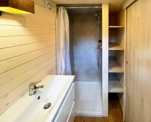 een badkamer met een wastafel en een douche bij Cabane 3 étoiles - ccbechc in Neuilly-sur-Marne +20 foto's
