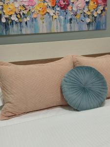 Postel nebo postele na pokoji v ubytování OMEGA - Deluxe Central Apartment by Optimum Link