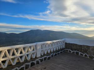 une vue sur les montagnes depuis le haut d'un immeuble dans l'établissement Casa Mirador, à Cáñar