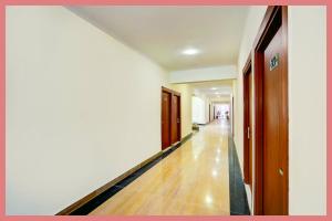 een hal met houten vloeren en een lange gang bij Hotel Rajdhyan Residency in Kankhal