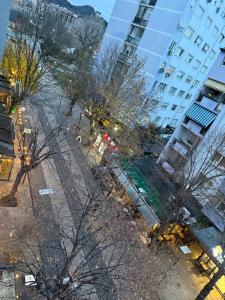 una vista aérea de una calle de la ciudad con edificios altos en City Center Penthouse Mitrovice, en Kosovska Mitrovica 6 fotos más