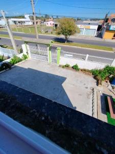 Camelo locação de Suítes Individuais Pousada com Cozinha e Sala Compartilhada في أرويو دو سيلفا: اطلاله على شارع بسياج ابيض +32 صورة