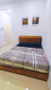 Cama en habitación blanca con marco de cama en Humairah Homestay - New House Near Bandar Temerloh, en Temerloh