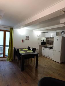 a kitchen and dining room with a table and chairs at Glauque Room Horror and cinema themed studio in Béziers