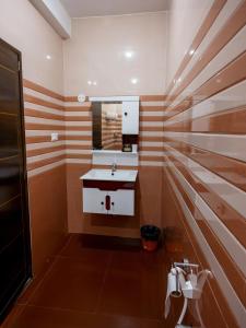 un baño con lavabo y espejo en Puthooram Seaview Cliff Resort, en Varkala