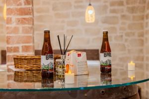 dos botellas de cerveza en una mesa con velas en La voûte des Baous, en Vence 8 fotos más
