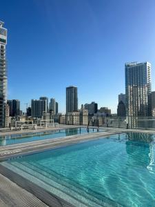 een groot zwembad met een skyline van de stad op de achtergrond bij Stylish Studio in Bayside Brickell Miami in Miami
