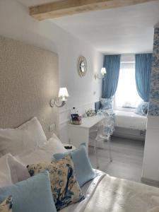 Giường trong phòng chung tại Villa Monica