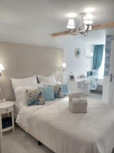 Giường trong phòng chung tại Villa Monica