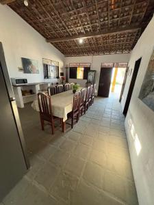 Μια τηλεόραση ή/και κέντρο ψυχαγωγίας στο Casa Beira-Mar no Centro de Pipa - 8 Quartos