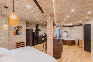 Habitación con cama, cocina y bañera. en La voûte des Baous, en Vence
