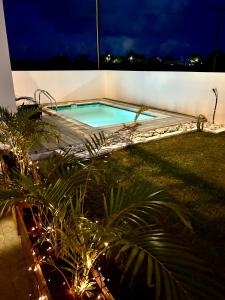 Bazén v ubytování Arc En Ciel Apartments nebo v jeho okolí