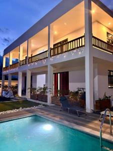 Bazén v ubytování Arc En Ciel Apartments nebo v jeho okolí