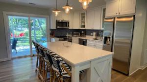 een keuken met een groot eiland met een aanrecht bij Beachcomber in New Buffalo