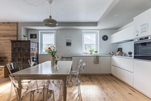 a kitchen and dining room with a table and chairs at iFlat Pinzolo Apartment Gufo in Pinzolo