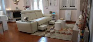 瓦伦纳奥林德利维罗纳公寓的客厅里有一张白色的沙发和一张桌子