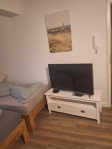 Fleute في إمدن: غرفة معيشة مع تلفزيون بشاشة مسطحة على طاولة