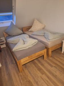 Fleute في إمدن: سريرين توأم في غرفة ذات أرضيات خشبية