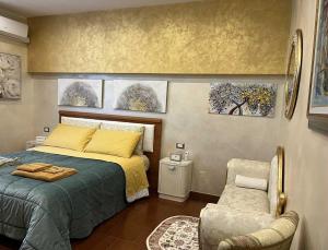 瓦伦纳奥林德利维罗纳公寓的带床和椅子的卧室