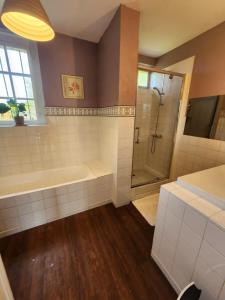 Ванная комната в Authentique villa de campagne - Grande maison familiale avec jardin - Côte d'Albâtre +17 фотографий