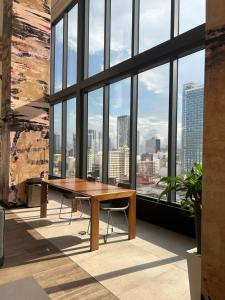 een tafel in een kantoor met uitzicht op de stad bij Stylish Studio in Bayside Brickell Miami in Miami