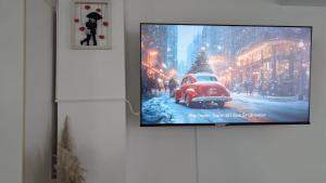 Et tv og/eller underholdning på TIMELESS HOME Deluxe Smart Cinema Suite with Netflix & Disney