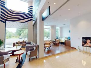 Телевизор и/или развлекательный центр в Sunday Resort & Spa by CheckIn Manesar Gurugram