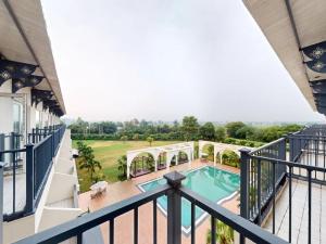 Балкон или терраса в Sunday Resort & Spa by CheckIn Manesar Gurugram