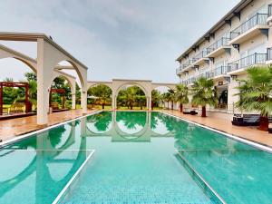 Бассейн в Sunday Resort & Spa by CheckIn Manesar Gurugram или поблизости