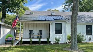 White Sands في Union Pier: منزل أبيض مع علم على الشرفة