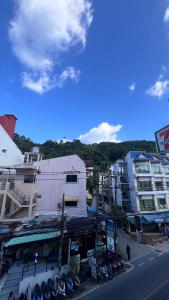 En generel udsigt til bjerge eller udsigt til bjerge taget fra lejlighedshotellet