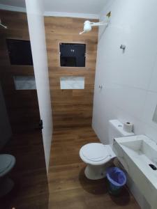un baño con inodoro y lavabo en Hotel-Motel Novo Oasis, en São Paulo 11 fotos más