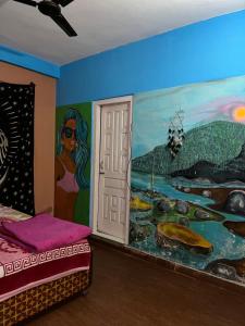 1 dormitorio con una pintura en la pared en Royal Mount, en Kasol